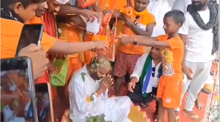 The activists washed their bodies with milk and Ganga water, offered flowers and Bel leaves, the video went viral.