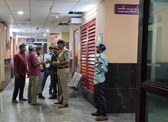 A constable on duty died, causing chaos among his family members.