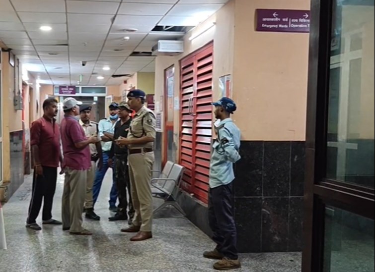 A constable on duty died, causing chaos among his family members.