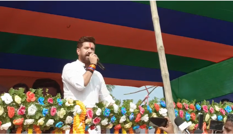 Addressing an election rally, Chirag Paswan said, "He is the son of a lion and will not bow down."