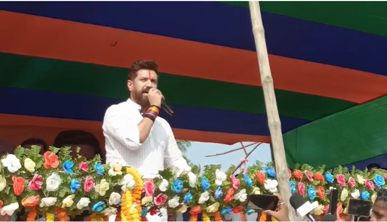 Addressing an election rally, Chirag Paswan said, "He is the son of a lion and will not bow down."