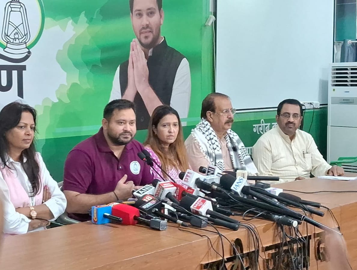 Tejashwi Yadav's big announcement before the elections...Jeevika Didi, permanent jobs for contract workers