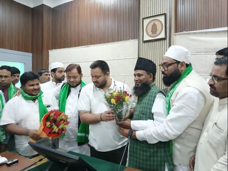 Dozens of AIMIM leaders, BJP leader Pragati Mehta and JDU leader Altaf Alam Raju joined RJD.