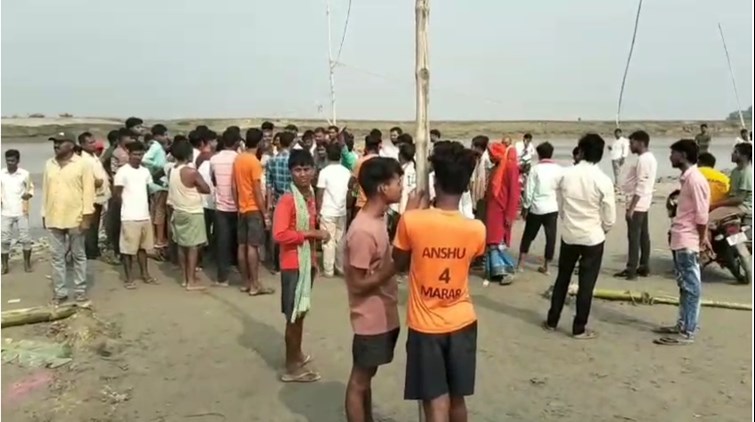 Three innocent children of the same family drowned while bathing at Chhath Ghat, all three missing