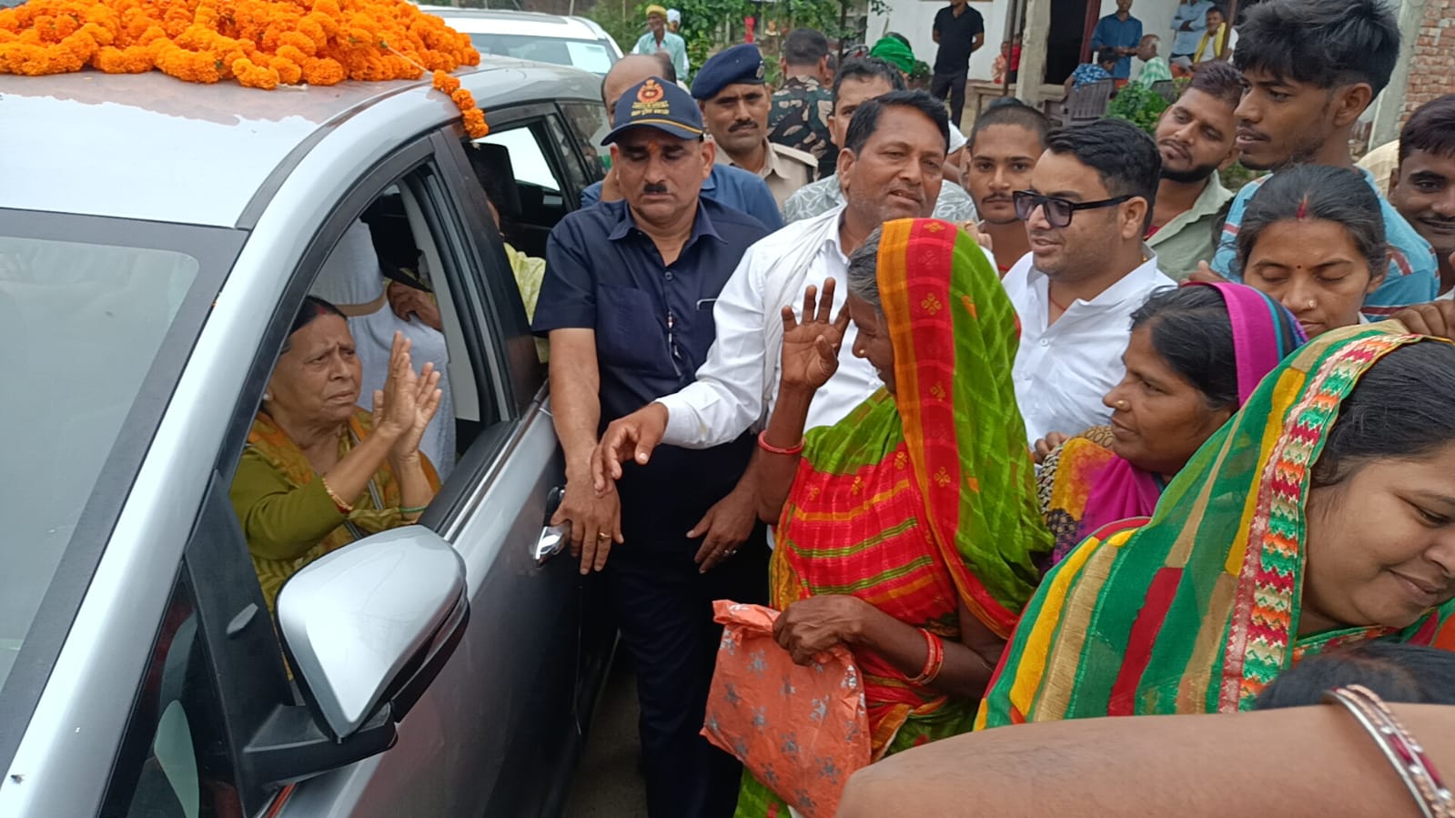People insulted Rabri Devi during the road show in Raghopur.