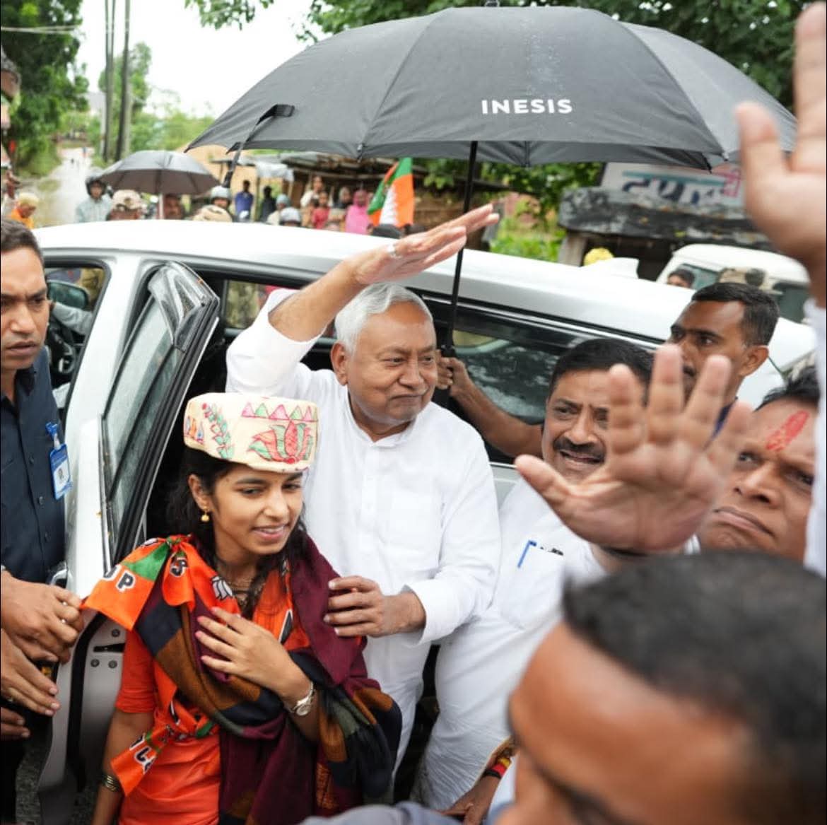 Chief Minister Nitish Kumar's meeting was canceled due to bad weather, Maithili Thakur welcomed Nitish Kumar as per the tradition of Mithila.