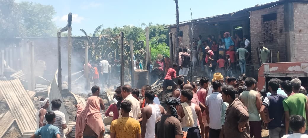 Houses of seven families burnt to ashes, gas cylinder blast creates chaos, two year old child burnt to ashes