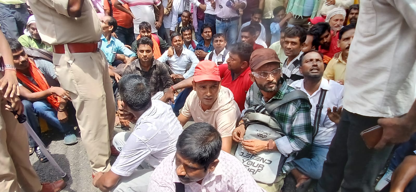 Thousands of employees of Parichari Sangh protested outside JDU office