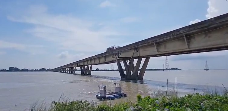 Bullet rider jumps into Ganga river, search continues
