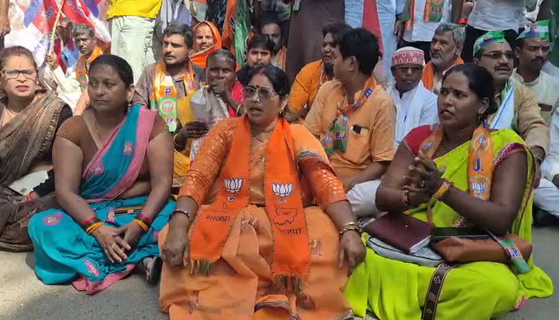 Ministers, MLAs and workers took to the streets, women also took to the streets.