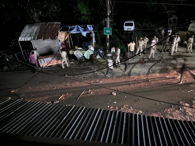  Dispute between two parties in Barharia Mahaviri flag fair, police station chief and dozens of people injured
