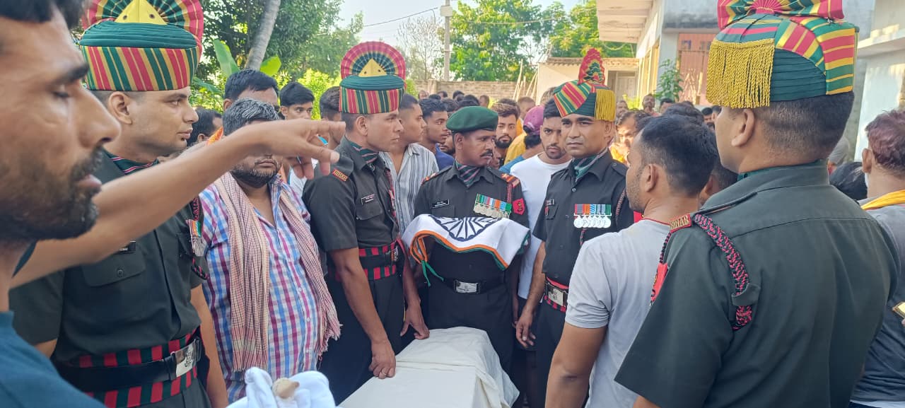 The mortal remains of 34 year old soldier Sawan Kumar reached Vaishali, many members of the family joined the army.