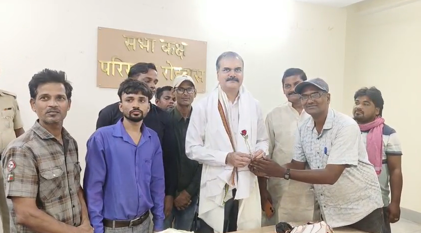 Let's Inspire founder IPS Vikas Vaibhav reached Rohtas, grand welcome with flower garlands