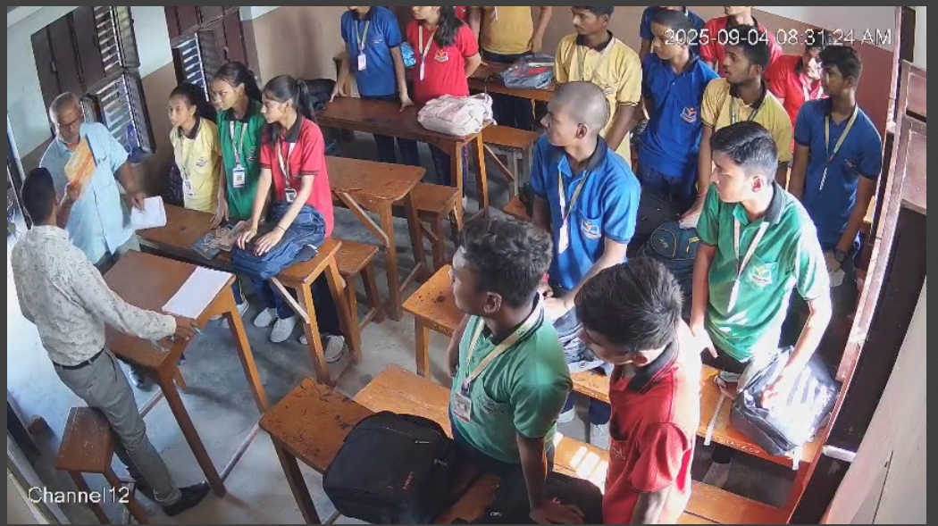 supol mai school nideshak per kaksha mai hamla 