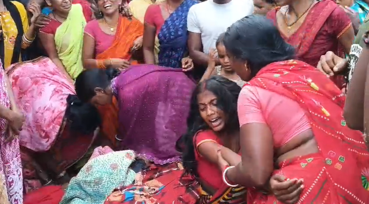 Laborer dies after tractor carrying illegal sand overturns in Jamui, chaos ensues among family members