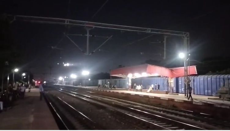 There was a ruckus due to the rumor of fire in Magadh Express in Patna, passengers got down from the train