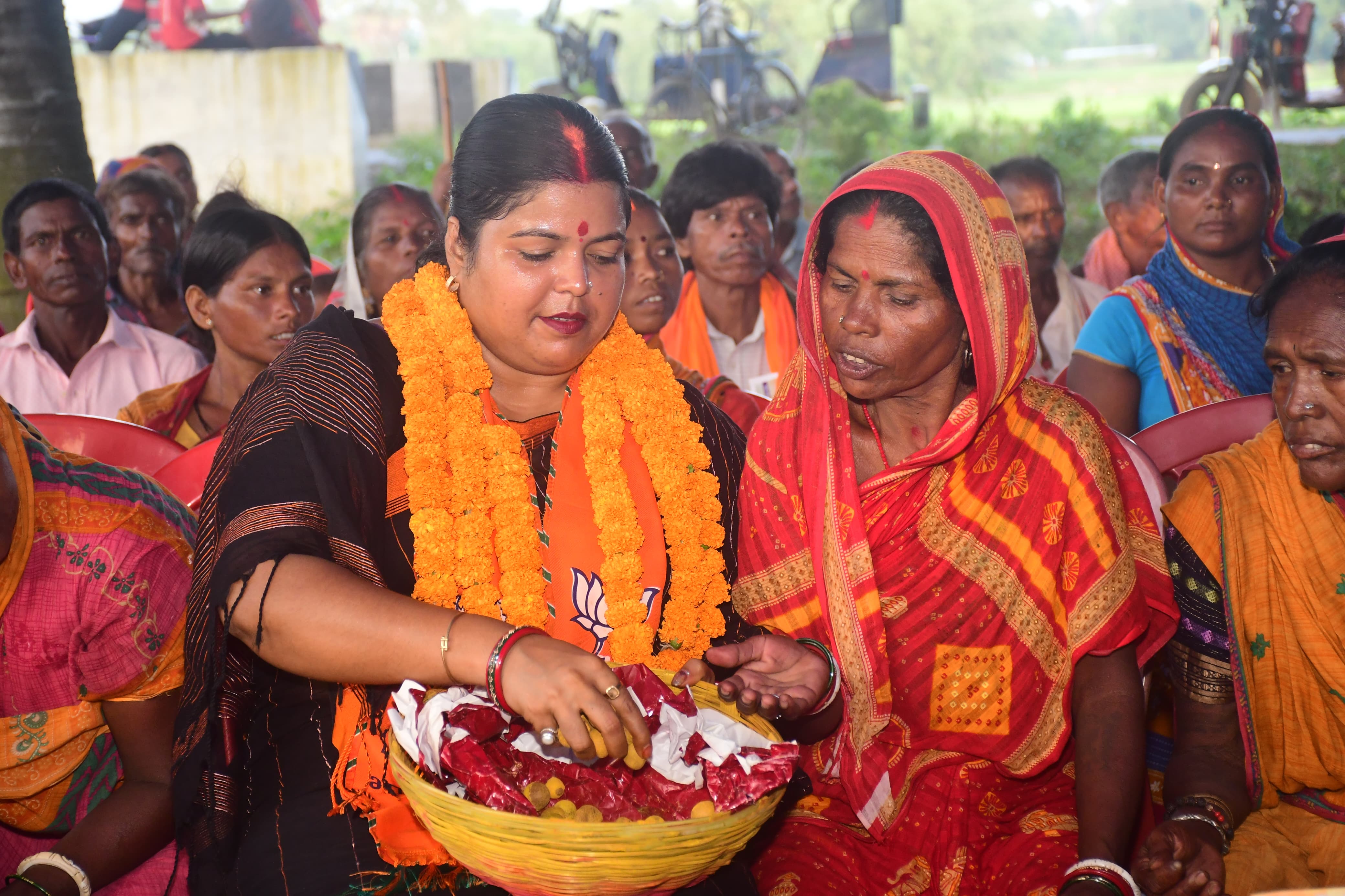 Before the arrival of the Prime Minister, BJP's district minister Nutan Gupta is distributing rice and betel nuts in Purnia