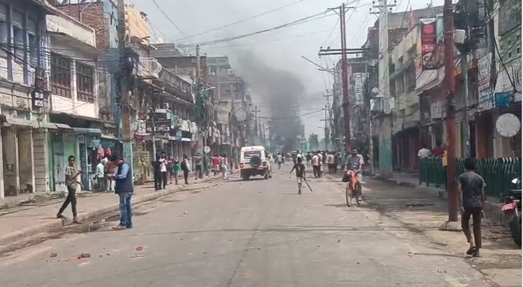 The fire of Kathmandu Genji Revolution demonstrations reached the border towns, slogans like Oli Chor… leave the throne were raised