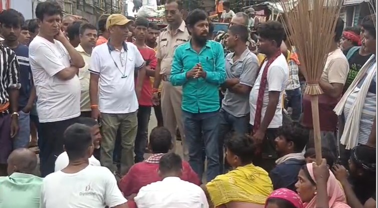 Sanitation workers blocked the main road over salary hike