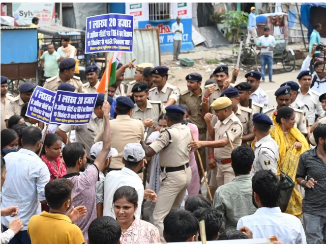 patna mai shikshak abhyarthiyo ka ugra pradarshan 