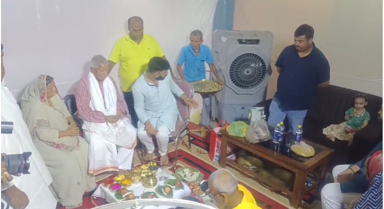 RJD supremo Lalu Prasad Yadav performed Pind Daan for his ancestors, Tejashwi Yadav took a dig at the government