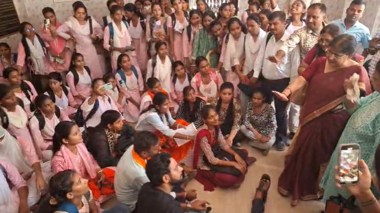 ABVP's strong protest against the problems of girl students in SM College of Bhagalpur