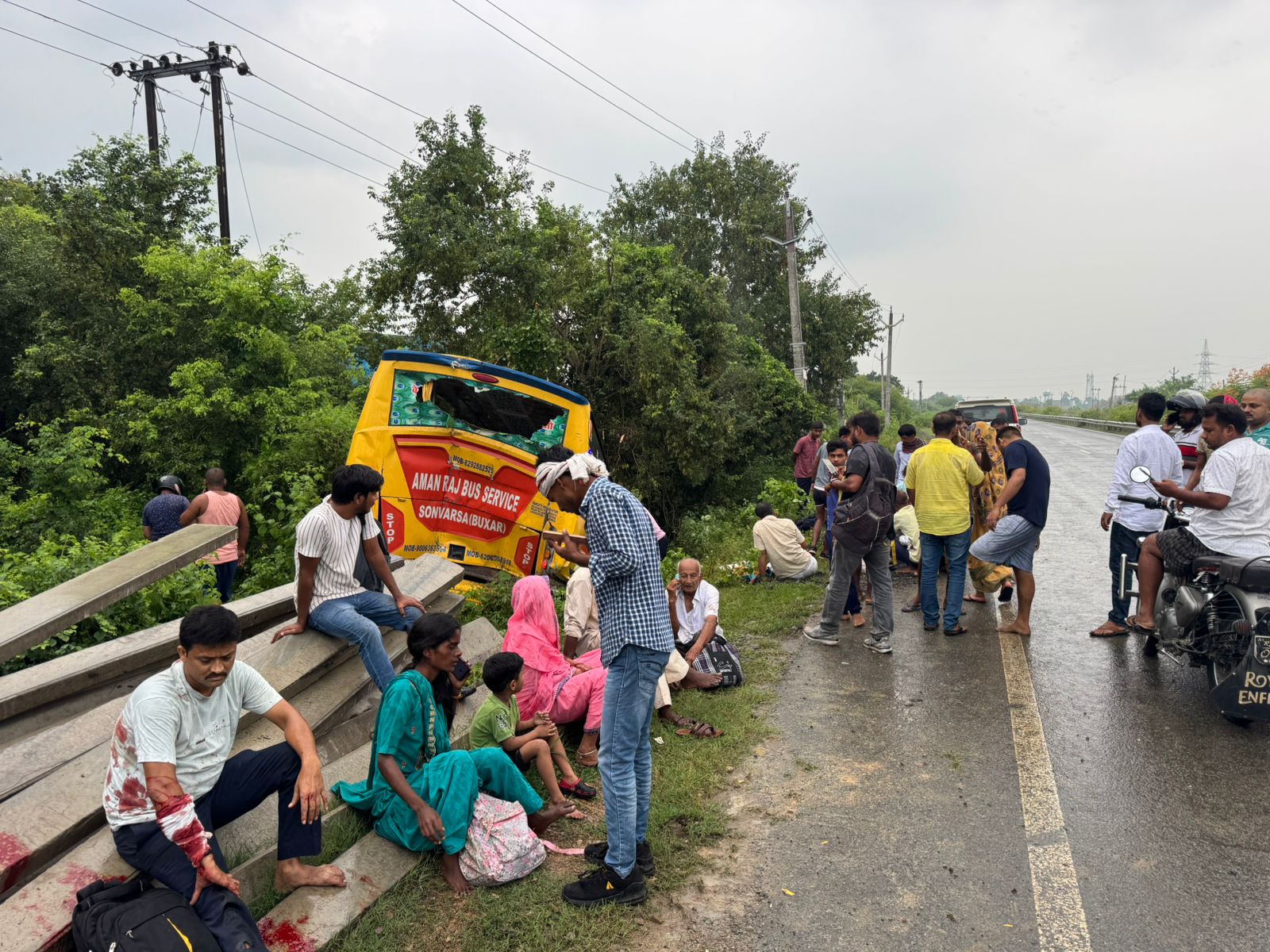 Accident of a bus coming from Maliabagh to Ara, hit by a truck, a dozen people injured