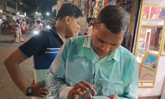 A group of thugs became active in Patna, they duped a woman by making her sit in an auto, she ran to the police station