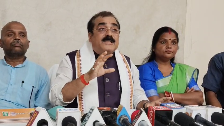 Minister Jeevesh Kumar retorted saying- if I am guilty then punish me