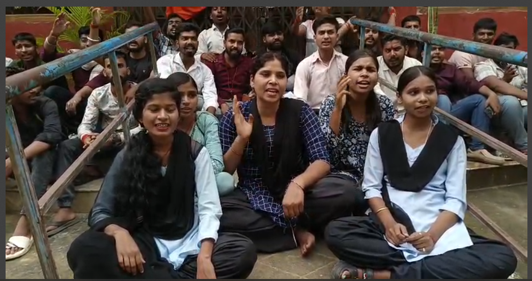 result mai gadbadi per abvp ka ugra aandolan 