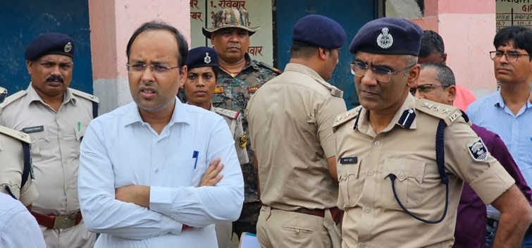 DM and SSP inspected Naxal booths in Naxal-affected Dumria, solid preparations at all Naxal booths