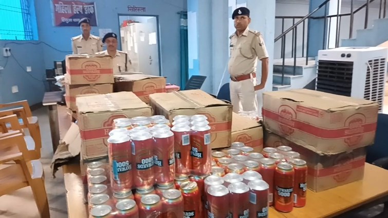 Alcohol smuggling under the guise of decoration items in Nawada, 252 liters of beer recovered from tempo