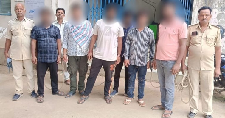 Prostitution racket busted in hotel, 6 arrested, 4 women and 1 minor freed