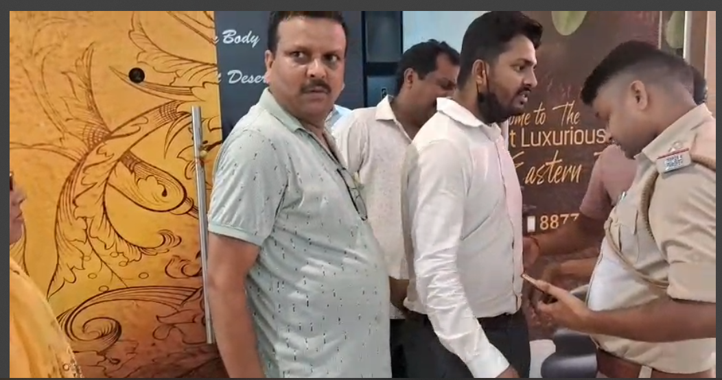 mumbai ki youvti ke saath yon shoshan 