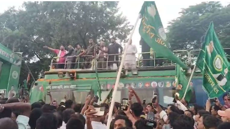 A video of Tejashwi Yadav's travel before the elections is going viral, know what the whole matter is.