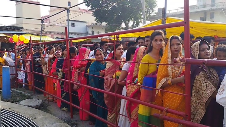 Crowds of devotees gathered to visit the mother's court.