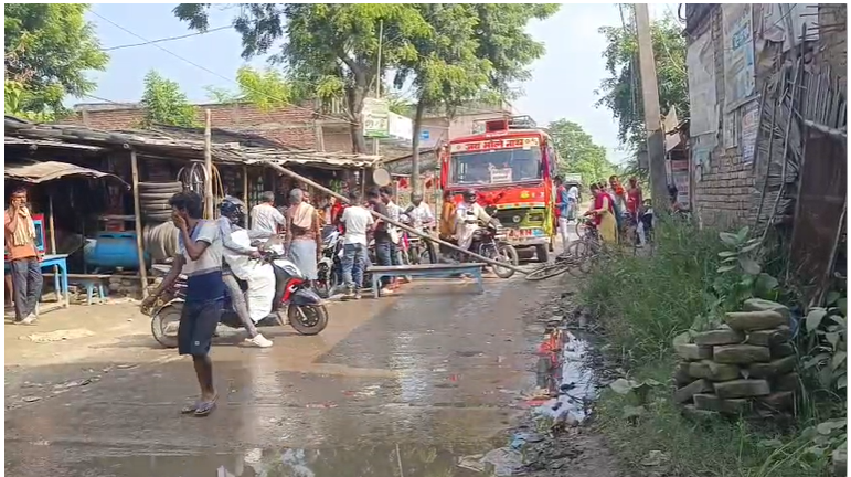Angry people blocked the road due to water shortage, traffic was disrupted.
