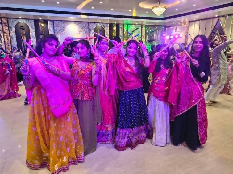 The residents of Sangam city enthusiastically performed Garba-Dandiya in the festival.