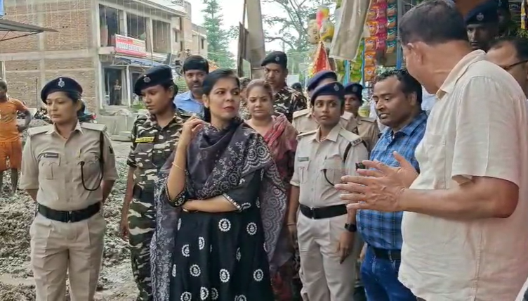 Vaishali DM Varsha Singh reached to inspect the waterlogged area.