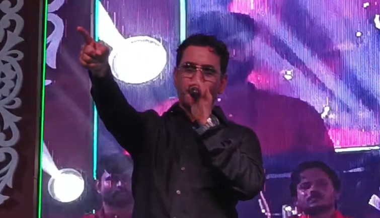 A grand two-day Baba Someshwar Nath Festival was organised in Areraj, Dinesh Lal Yadav created a stir.