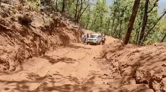 gadhwa nein budha pahad par badlao ki lahar