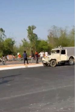 gadhwa mein police or janta mein jhadap