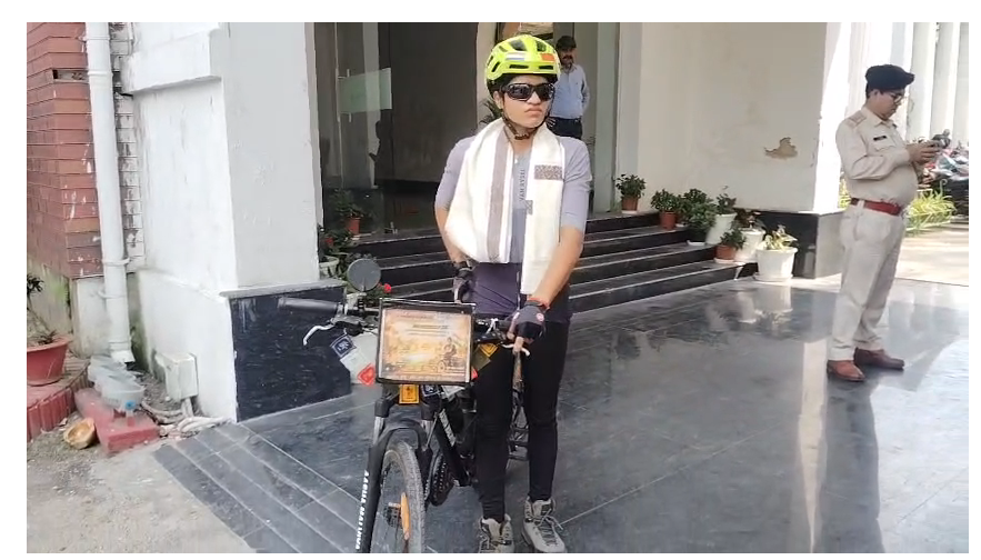 'cycle girl' aasha malviye pahunchi ranchi