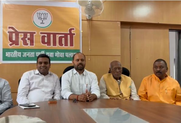 pariksha mein bhasa badlaw par ghamasan