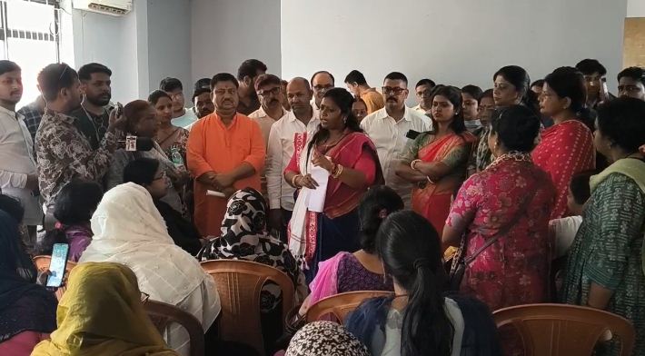 anchal karyalay mein baithak