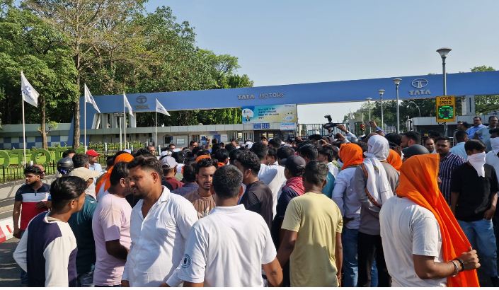 tata motors k bahar dharna