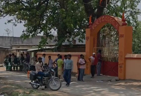 mandir ki diwar par abhadra tippni