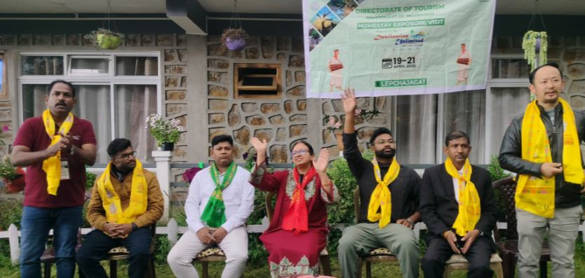 paryatan k nay aayam