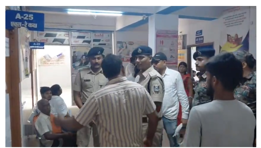 jamui mai aparadhi ko pakarne gayi police per hamla 