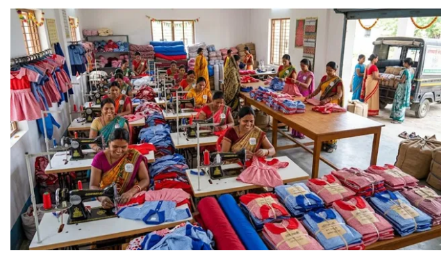 jeevika didiyon ko bada aarthik tohfa 